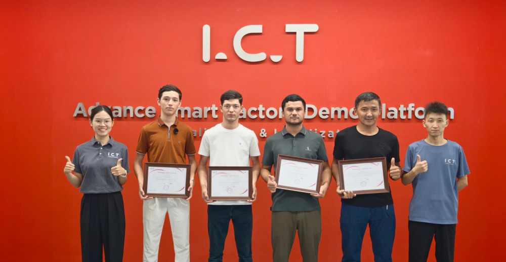 مشتری ازبکستان آموزش در ICT را به پایان رساند