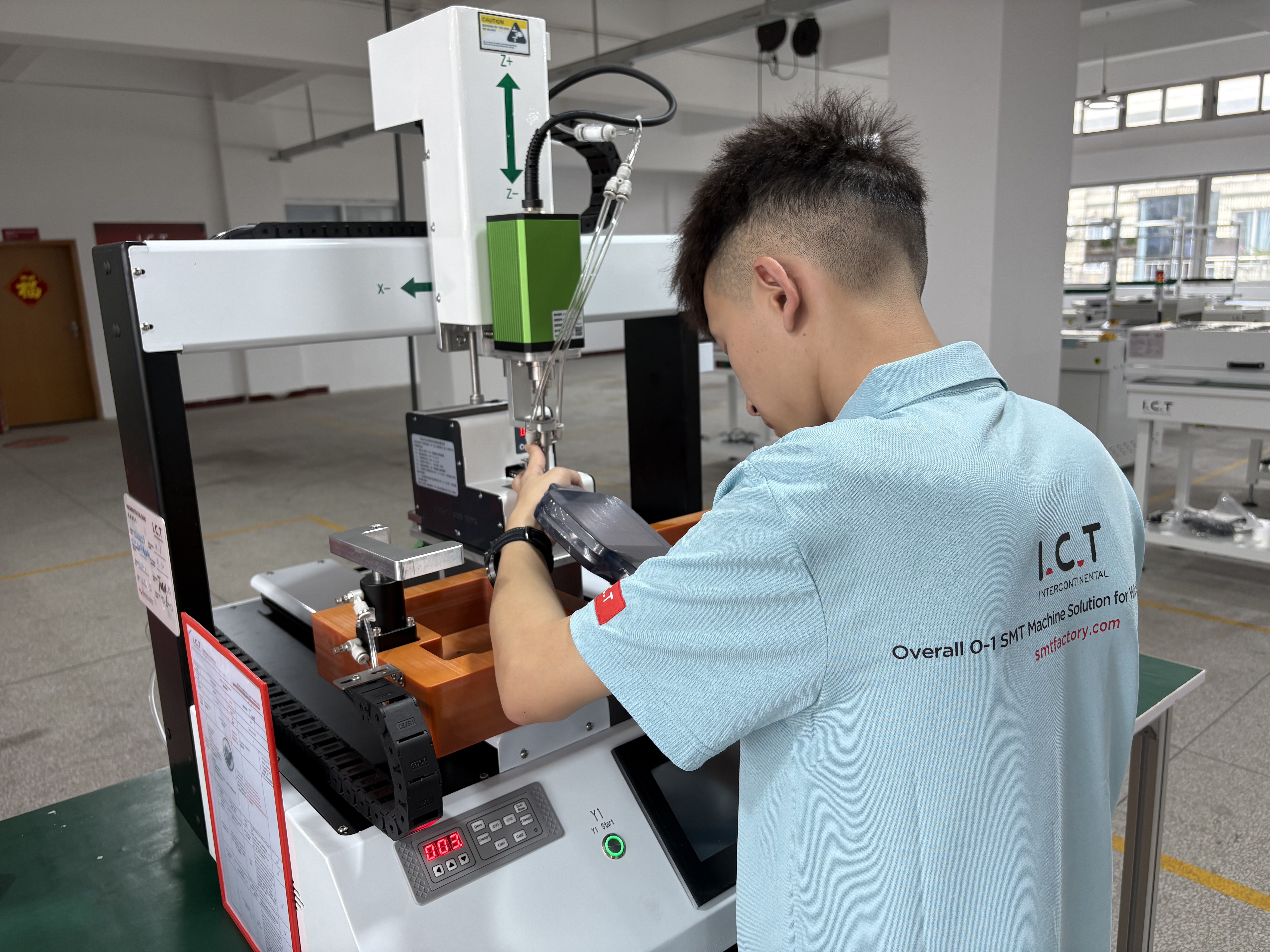 رومیزی پیچ robot.jpg