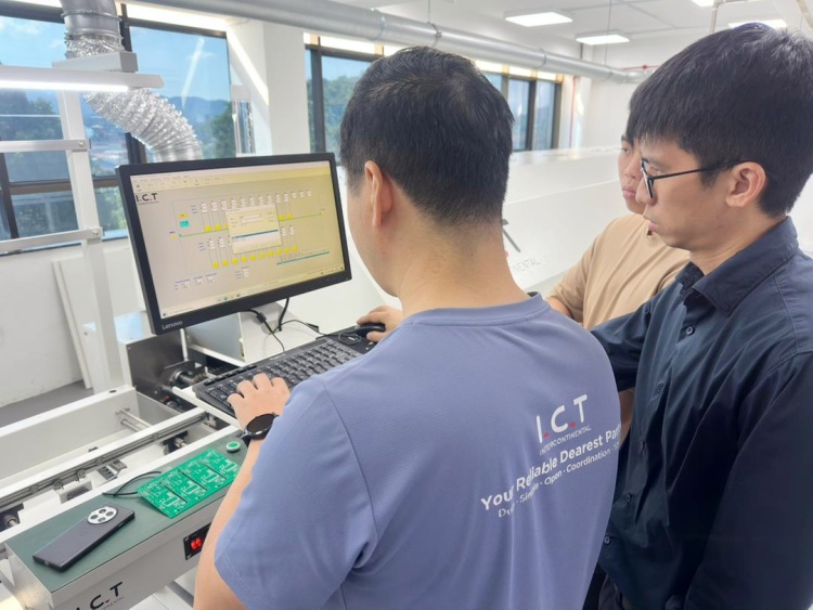 نصب در محل و پشتیبانی از آموزش مهندس