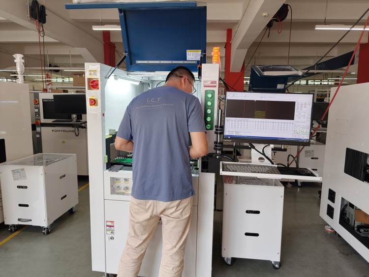 مهندس ICT تست قبل از ارسال را برای Coating Conformal Machine.jpg تکمیل می کند